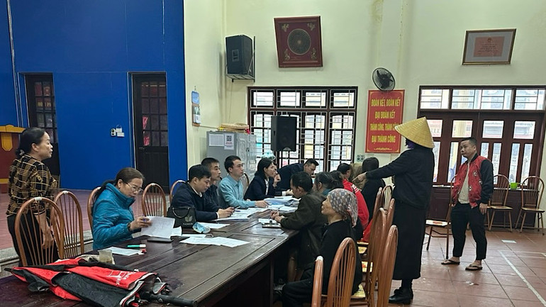 Nhờ làm tốt công tác vận động, tuyên truyền, nhiều người dân Bắc Ninh đã đi đăng ký tài khoản ngân hàng để nhận các khoản hỗ trợ an sinh.