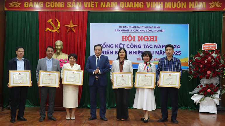 Nhiều tập thể, cá nhân được khen thưởng dịp này.