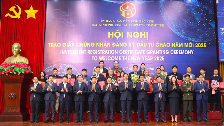 Lãnh đạo tỉnh Bắc Ninh, các đại biểu cùng các nhà đầu tư chụp ảnh kỷ niệm.