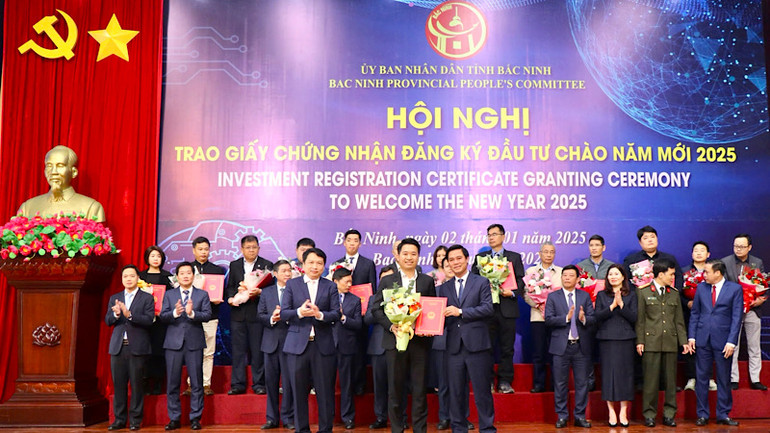 18 doanh nghiệp được trao Giấy chứng nhận đăng ký đầu tư, quyết định chấp thuận chủ trương đầu tư dịp này.