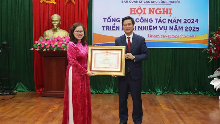 Thừa ủy quyền, đồng chí Lê Xuân Lợi Bằng trao Bằng khen của Thủ tướng Chính phủ tặng cá nhân có nhiều thành tích trong công tác từ năm 2019-2023.