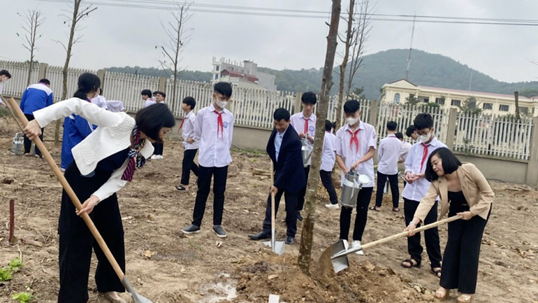 Cô trò trường THCS Nam Sơn, thành phố Bắc Ninh trồng cây đầu năm mới.