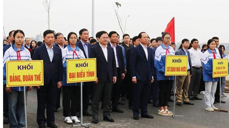 Lãnh đạo tỉnh Bắc Ninh cùng đông đảo người dân dự Lễ phát động Tết trồng cây.