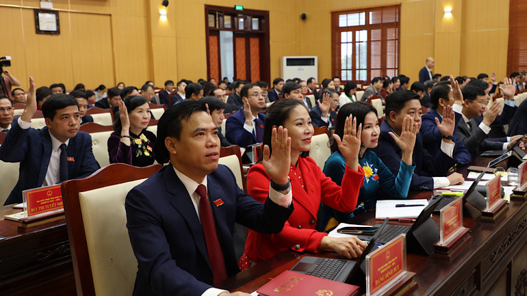 Các đại biểu Hội đồng nhân dân tỉnh biểu quyết tại kỳ họp.
