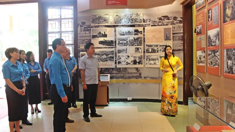 Đoàn đại biểu Tổng Liên đoàn lao động Việt Nam tham quan Nhà trưng bày thân thế, sự nghiệp đồng chí Hoàng Quốc Việt.