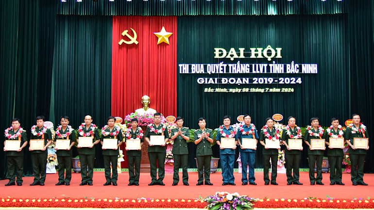 Các tập thể, cá nhân nhận Giấy khen của Bộ Chỉ huy quân sự tỉnh. Các tập thể, cá nhân nhận Giấy khen của Bộ Chỉ huy quân sự tỉnh.