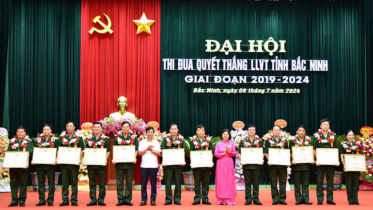 Các đồng chí lãnh đạo tỉnh trao Bằng khen của Ủy ban nhân dân tỉnh tặng các tập thể, cá nhân. Các đồng chí lãnh đạo tỉnh trao Bằng khen của Ủy ban nhân dân tỉnh tặng các tập thể, cá nhân.