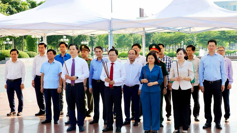 Lãnh đạo tỉnh Bắc Ninh, thành phố Bắc Ninh dâng hương tại Công viên Nguyễn Văn Cừ (phường Đại Phúc, thành phố Bắc Ninh).