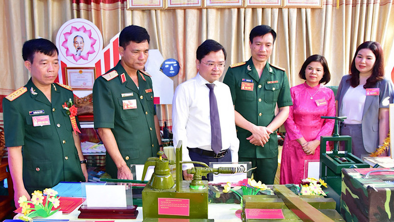 Các đồng chí lãnh đạo Quân khu 1 và tỉnh Bắc Ninh tham quan trưng bày mô hình, học cụ huấn luyện của lực lượng vũ trang tỉnh. Các đồng chí lãnh đạo Quân khu 1 và tỉnh Bắc Ninh tham quan trưng bày mô hình, học cụ huấn luyện của lực lượng vũ trang tỉnh.