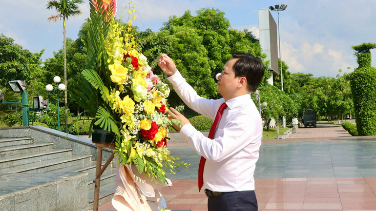Đồng chí Nguyễn Anh Tuấn, Bí thư Tỉnh ủy Bắc Ninh, dâng hoa trước tượng đài Tổng Bí thư Nguyễn Văn Cừ tại thành phố Bắc Ninh.
