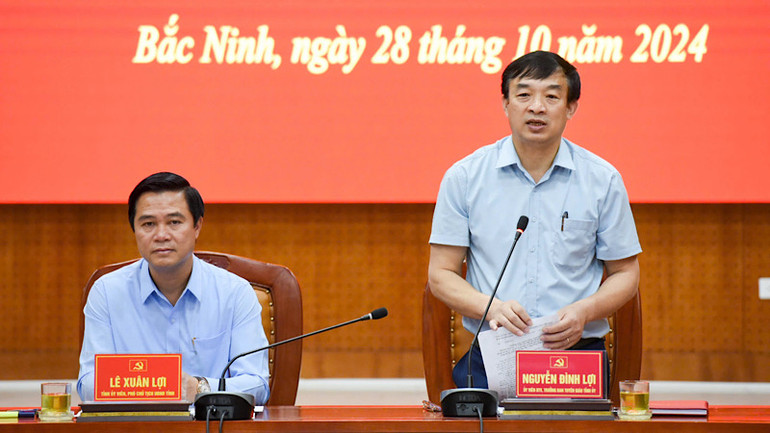 Đồng chí Nguyễn Đình Lợi, Trưởng Ban Tuyên giáo Tỉnh ủy Bắc Ninh thông tin tại hội nghị. Đồng chí Nguyễn Đình Lợi, Trưởng Ban Tuyên giáo Tỉnh ủy Bắc Ninh thông tin tại hội nghị.