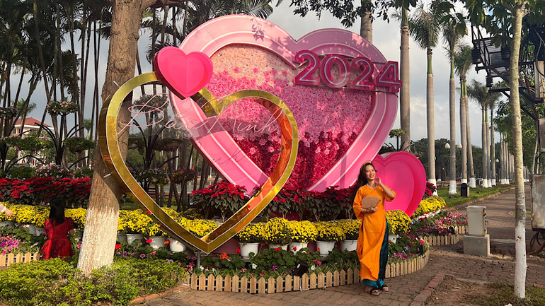 Những tiểu cảnh bắt mắt tại Đường hoa được đông đảo người dân tới tham quan, chụp ảnh. Những tiểu cảnh bắt mắt tại Đường hoa được đông đảo người dân tới tham quan, chụp ảnh.