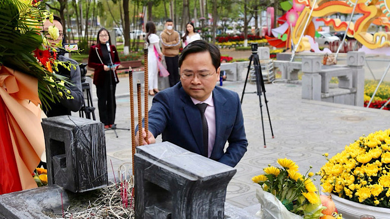 Bí thư Tỉnh ủy Bắc Ninh dâng hương tưởng nhớ công lao của Đức vua Lý Thái Tổ. Bí thư Tỉnh ủy Bắc Ninh dâng hương tưởng nhớ công lao của Đức vua Lý Thái Tổ.