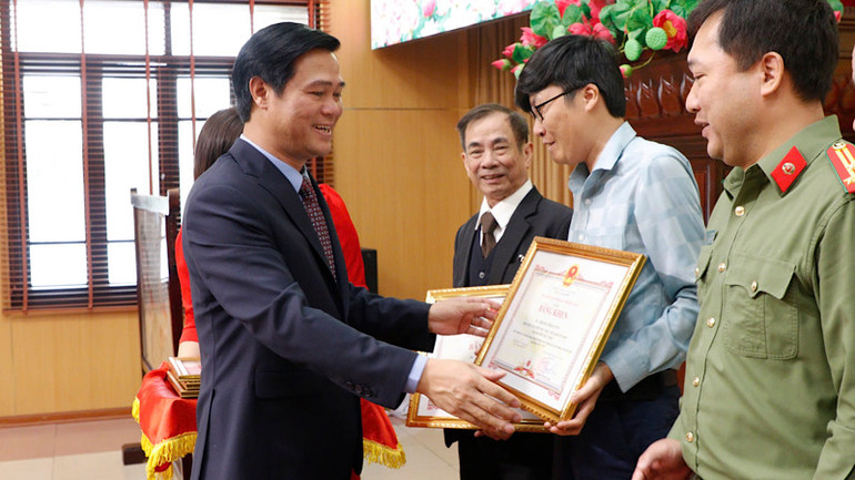 Phó Chủ tịch Ủy ban nhân dân tỉnh Lê Xuân Lợi trao Bằng khen của Chủ tịch Ủy ban nhân dân tỉnh tới các cá nhân có thành tích xuất sắc.