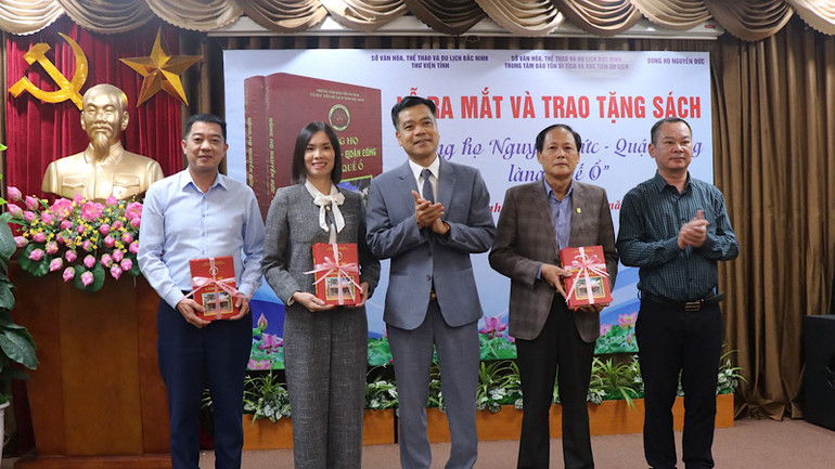 Đại diện Sở Văn hóa, Thể thao và Du lịch tỉnh trao tặng sách các đơn vị.