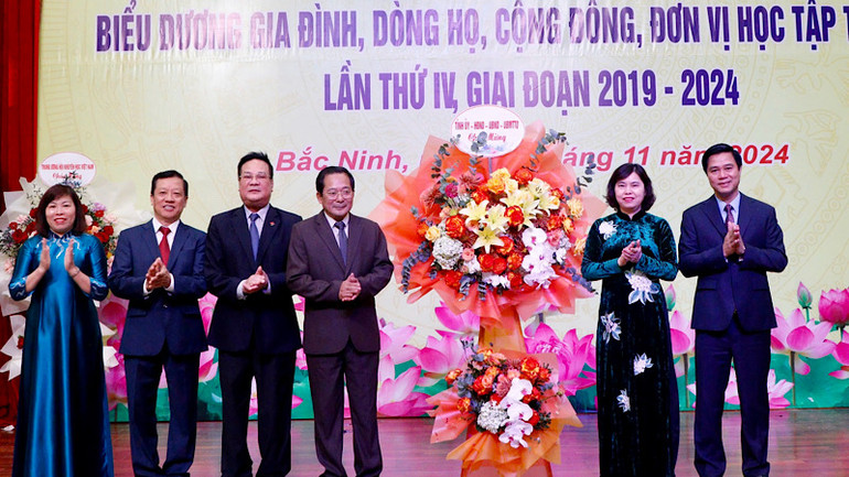 Đại diện lãnh đạo tỉnh tặng hoa chúc mừng Hội Khuyến học.