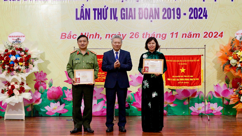 Các cá nhân vinh dự được tặng Kỷ niệm chương "Vì sự nghiệp khuyến học".