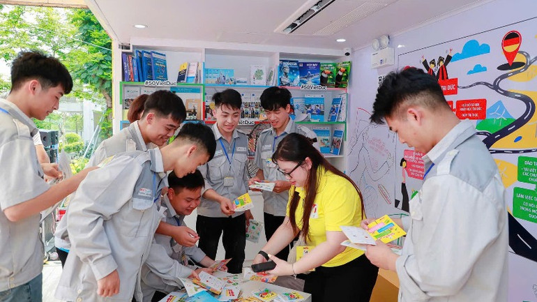 Các sinh viên hào hứng trải nghiệm các gian hàng trong khuôn khổ chương trình.