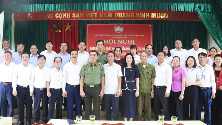 Thượng tướng Trần Quốc Tỏ, Ủy viên Trung ương Đảng, Thứ trưởng Công an tiếp xúc cử tri tại phường Phù Khê, thành phố Từ Sơn.