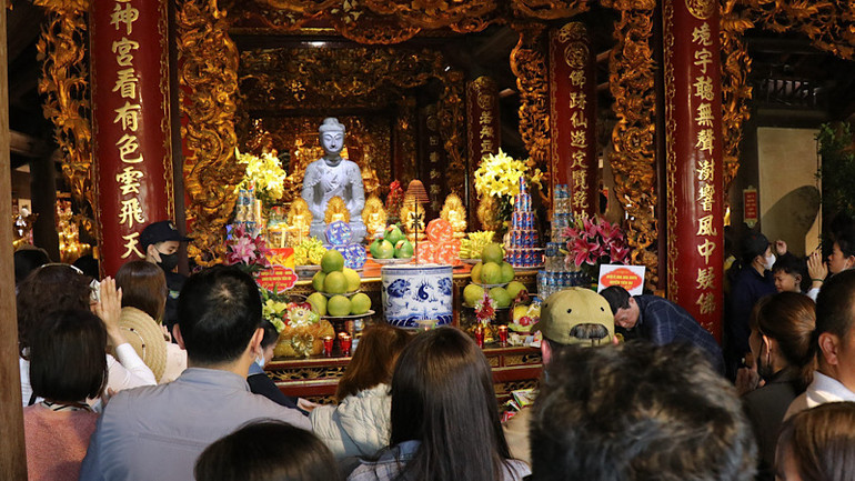 Sau đêm Giao thừa, nhiều du khách đã tới lễ Phật, cầu an.