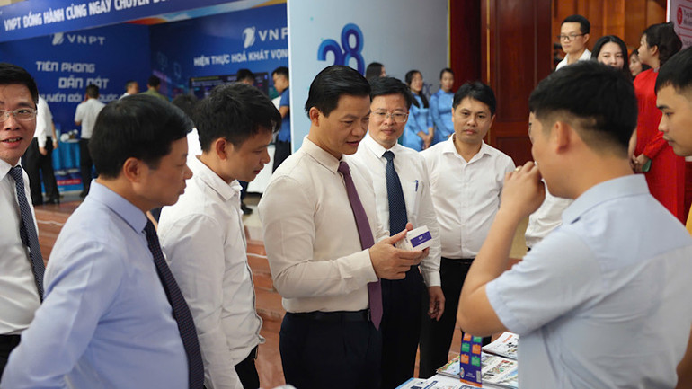 Các đại biểu tham quan các gian hàng ứng dụng nền tảng số.