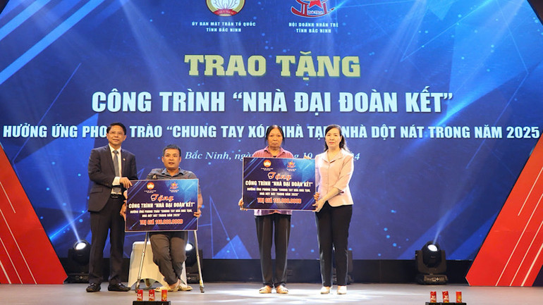 Đại diện các doanh nhân, doanh nghiệp trên địa bàn trao tặng công trình nhà đại đoàn kết.