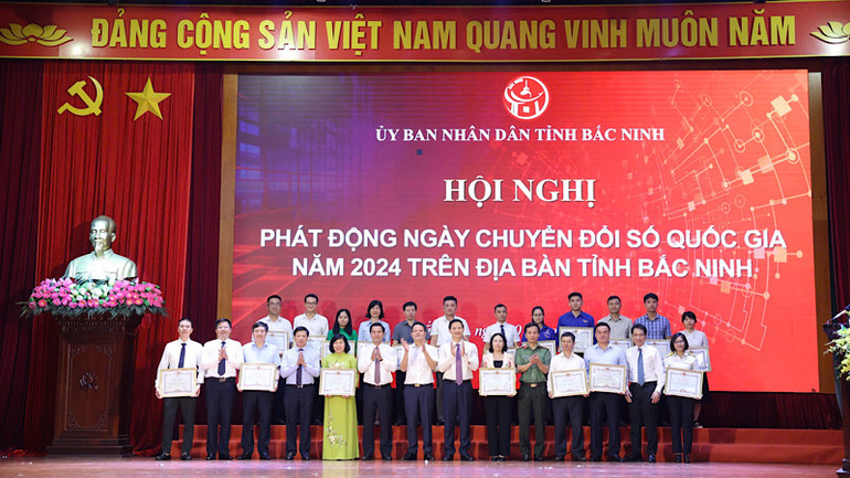 Các tập thể, cá nhân được khen thưởng.