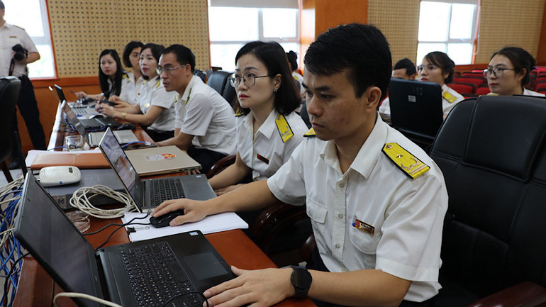 Các nhóm nghiệp vụ sẵn sàng giải đáp băn khoăn, thắc mắc của người nộp thuế. Các nhóm nghiệp vụ sẵn sàng giải đáp băn khoăn, thắc mắc của người nộp thuế.