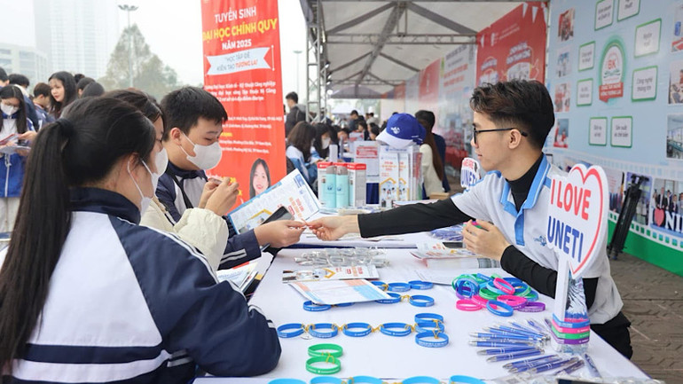 Các gian hàng với nhiều hoạt động sôi nổi, bổ ích thu hút đông đảo học sinh tham gia.