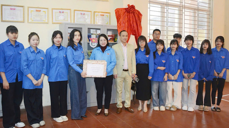 Chi đoàn Báo Bắc Ninh tổ chức chương trình trao sách, tặng Tủ sách cộng đồng khu phố Đương Xá 3, phường Vạn An, thành phố Bắc Ninh.