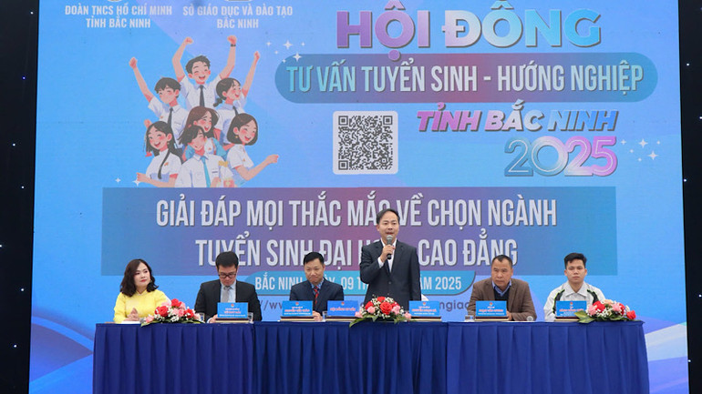 Ban Tổ chức tư vấn và giải đáp các thắc mắc của học sinh và phụ huynh.