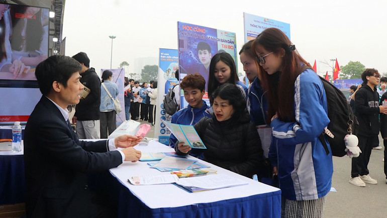 Nhiều phụ huynh đã đi cùng con đến Ngày hội tư vấn tuyển sinh và hướng nghiệp.