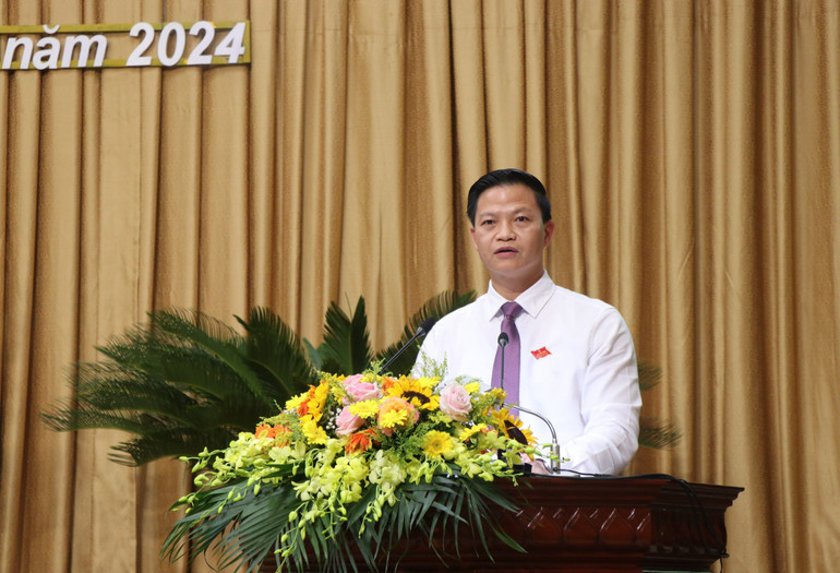 Đồng chí Vương Quốc Tuấn, Phó Chủ tịch Thường trực Ủy ban nhân dân tỉnh Bắc Ninh làm rõ một số vấn đề đại biểu, cử tri quan tâm.