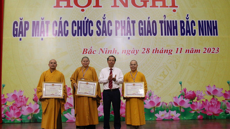 Đồng chí Phó Bí thư Thường trực Tỉnh ủy Bắc Ninh trao Bằng khen tặng các tập thể có thành tích tiêu biểu.