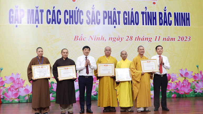 Mặt trận Tổ quốc tỉnh tặng bằng khen cho các tập thể có thành tích tiêu biểu trong phong trào thi đua yêu nước, xây dựng khối đại đoàn kết toàn dân tộc.