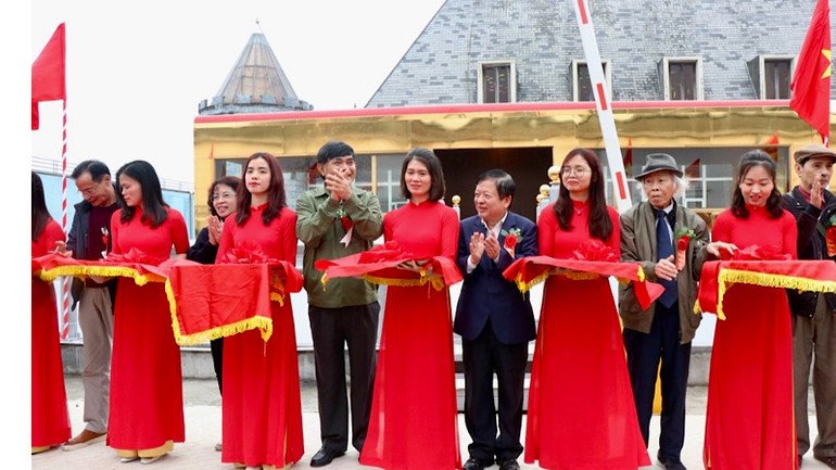 Cắt băng khánh thành đường mẫu đường sắt trên cao và đường cao tốc trên cao. Cắt băng khánh thành đường mẫu đường sắt trên cao và đường cao tốc trên cao.