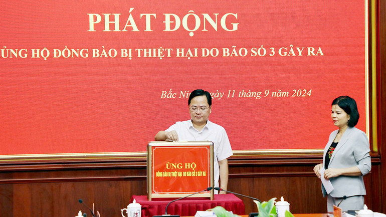 Các đồng chí lãnh đạo tỉnh tham gia ủng hộ đồng bào bị bão lụt.