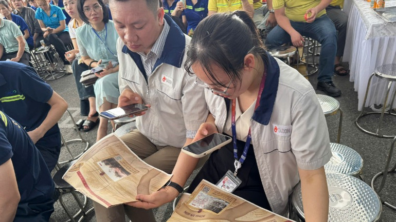 Sử dụng điện thoại để tương tác với phụ san.