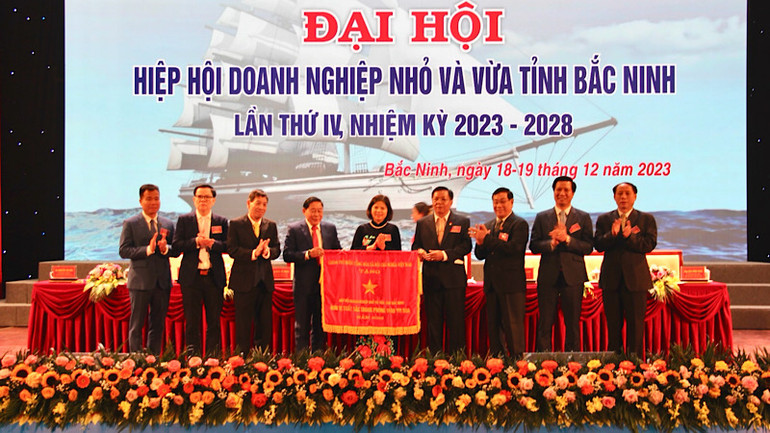 Hiệp hội Doanh nghiệp nhỏ và vừa tỉnh Bắc Ninh vinh dự đón nhận Cờ thi đua của Chính phủ.