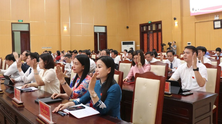 Các đại biểu biểu quyết thông qua nghị quyết.