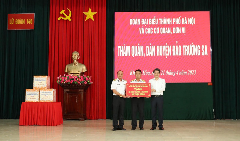 Thăm, tặng quà Vùng 4 Hải quân. ( Ảnh: NGỌC THỦY)