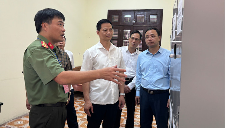 Kiểm tra tủ đựng bài thi, đề thi tại điểm thi số 23.