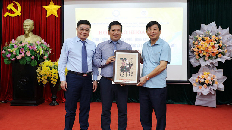 Lãnh đạo tỉnh Bắc Ninh tặng quà Ban Chủ nhiệm Đề tài.