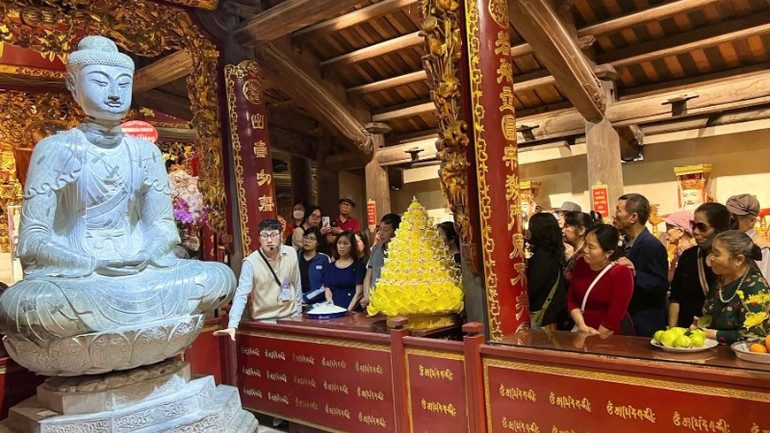 Hướng dẫn viên giới thiệu tại điểm chùa Phật Tích. Hướng dẫn viên giới thiệu tại điểm chùa Phật Tích.