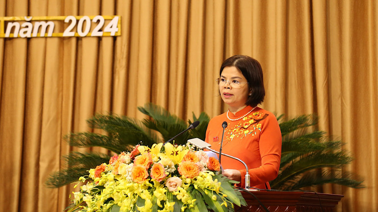 Đồng chí Nguyễn Hương Giang, Chủ tịch Hội đồng nhân dân tỉnh phát biểu.