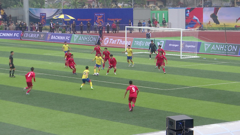 Đội bóng Bắc Ninh FC (áo vàng) đã giành chiến thắng 2-1 ngay trong lần thi đấu đầu tiên. Đội bóng Bắc Ninh FC (áo vàng) đã giành chiến thắng 2-1 ngay trong lần thi đấu đầu tiên.