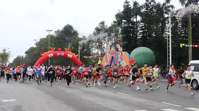 Giải chạy thu hút đông đảo các vận động viên và người dân tham gia.