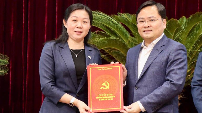 Đồng chí Nguyễn Anh Tuấn, Bí thư Tỉnh ủy Bắc Ninh thừa ủy quyền, trao quyết định của Ban Bí thư chỉ định tham gia Ban Chấp hành Đảng bộ tỉnh Bắc Ninh.