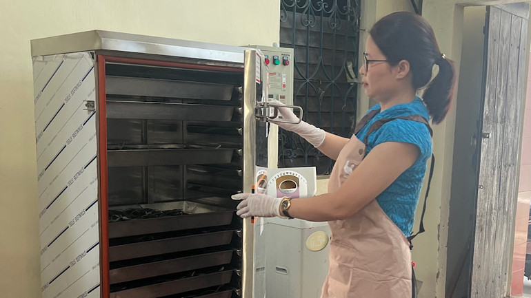 Đưa bánh vào lò hấp, thay cho phương pháp hấp bằng nồi thủ công trước đây.