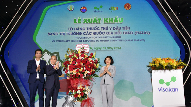 Lãnh đạo tỉnh Bắc Ninh tặng hoa chúc mừng sự kiện.